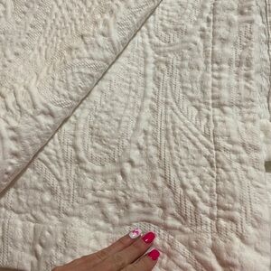 Chaps beautiful 100% cotton matelasse coverlet in white on white paisley design
